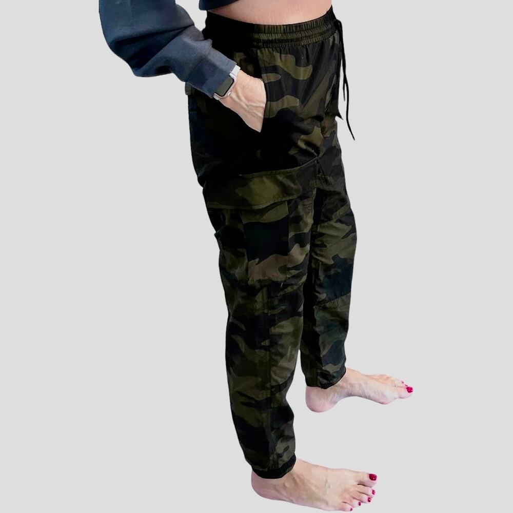 EUC Victoria’s Secret Pink Camo Cargo Jogger Pants Lined Nylon Size Small